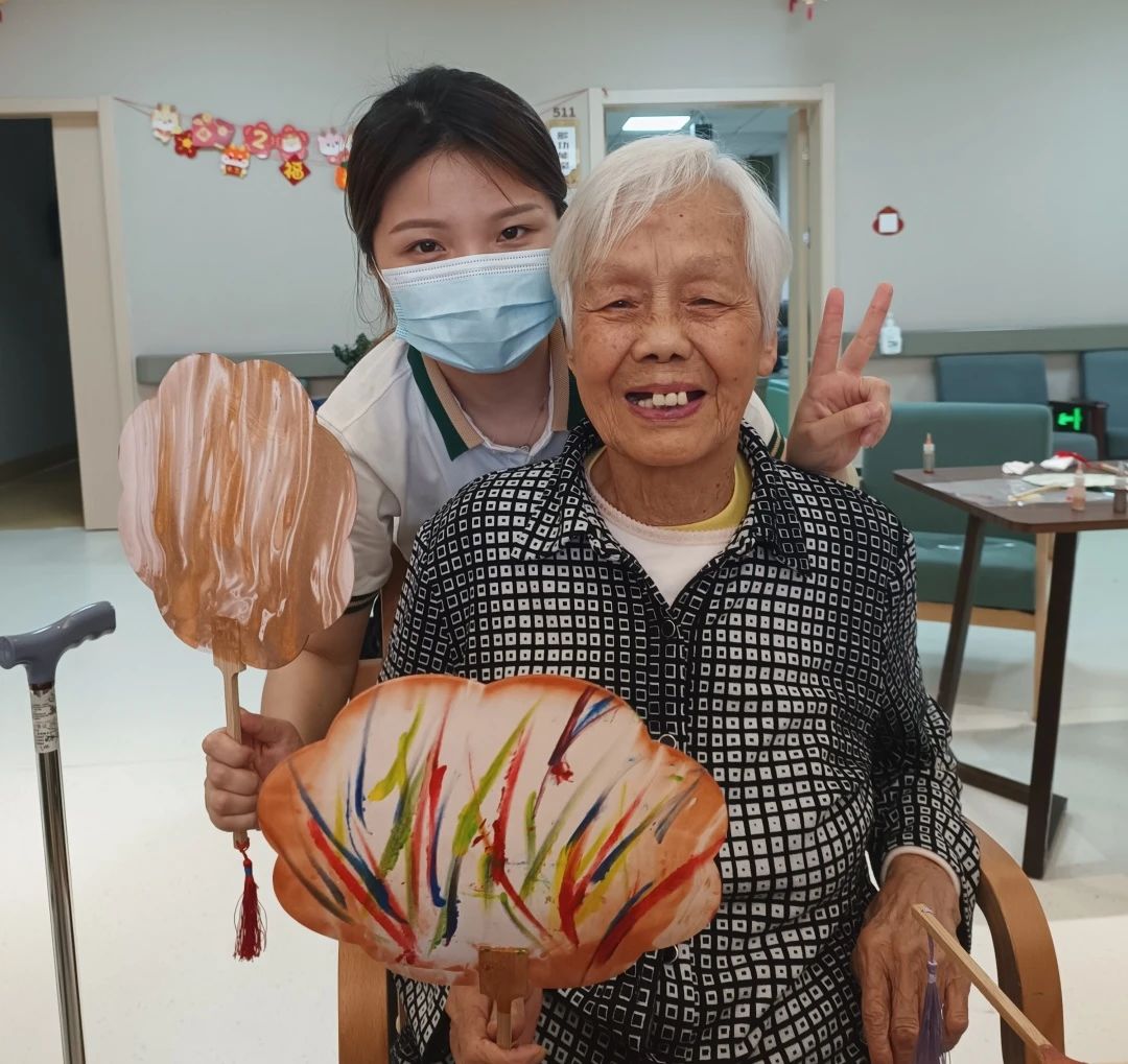 惠康康养|“漆彩非遗，扇染夕阳”非遗漆扇体验活动