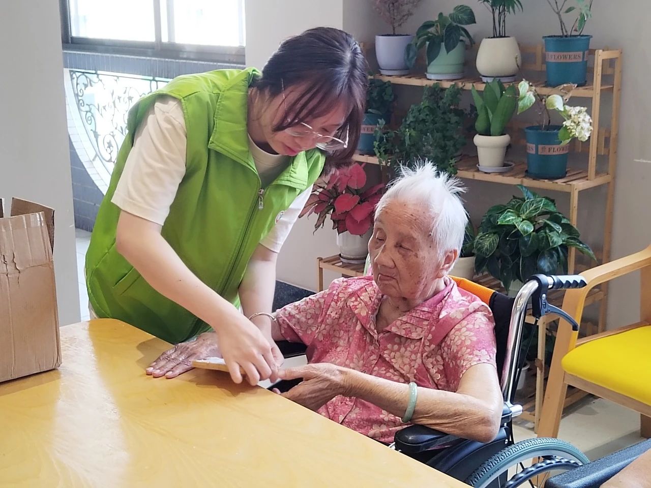 惠康康养|指尖奇趣，“垫”缀生活——马赛克杯垫DIY活动